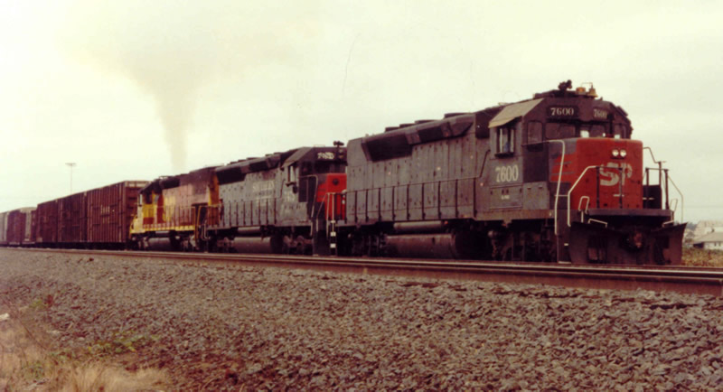 SP GP40P-2 leads train